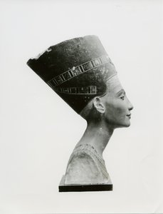 王妃ネフェルティティの胸像、側面図、ベルリン、SMPKのAegyptisches Museumにある胸像のコピー（ライムストーンに塗装）（モノクロ写真）（114018-20も参照