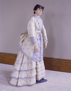 アルパカ製ワーププリントのバストルドレス、1872年～4年
