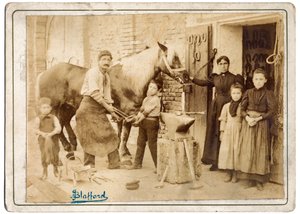 CESTIERI maniscalco のワークショップはしばしば彼の住居と一致し、動物はワークショップに連れて行かれ、アイロンを交換したり、足の世話をしたりしました 作： Alec Hunter