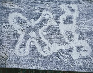 カムニアンローズ、ヴァルカモニカ渓谷の岩石彫刻のコピー、木炭画、フロッタージュ技法 作： Benjamin Baud
