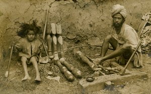 ベッドの脚を作る大工と子供 作： Unbekannter Künstler