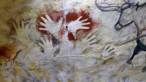 アルタミラ洞窟で発見された洞窟壁画（写真）