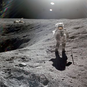 1972年4月、プラムクレーターの縁で月のサンプルを採取するアポロ16号の月着陸船パイロット、チャールズ・M・デュークJr.氏（写真）。 作： Unbekannt