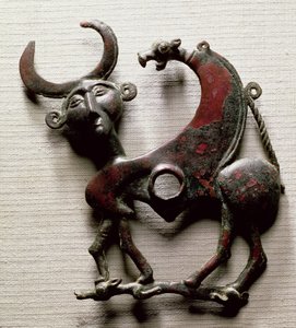 人間の頭を持つ獣の形をした馬のビットの頬の部分、西イラン、ルリスタン出土、紀元前800～700年頃（ブロンズ 作： Unbekannt