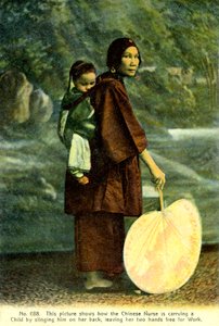 子供を抱っこする中国人看護師