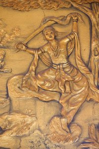シュア・ティエップ・ロン仏塔。大とんぼ返り：仏陀は剣で髪を切る。そして、王子の服を乞食の衣に変えた。その後、彼は悟りの探求を始めました。ベトナム
