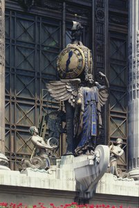 1928年にシカゴのダニエル・バーナムがフランク・スウェイルズと相談して設計し、R.F.アトキンソンが施工、サー・ジョン・バーネットが完成させた百貨店の外観の時計（写真 作： Unbekannt
