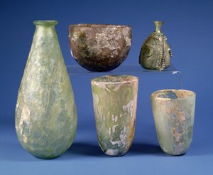 左から時計回りに：梨型緑ガラス製フラスコ、ササン朝、紀元後3～7世紀、淡い琥珀色のガラス製ボウル、イスラム緑ガラス製梨型フラスコ、紀元後8～12世紀頃、イスラム緑ガラス製ビーカー2個、紀元後9世紀頃 作： Unbekannt