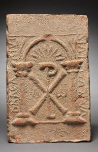 キリストのモノグラムが描かれた納骨堂の墓の盾、500-800 作： Unbekannt