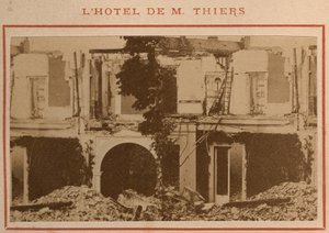 パリのコミューン（1871年）。1871年5月、財産の没収により破壊されたアドルフ・ティエールの邸宅。厚紙にプリント、Dim.9x5,4 cm