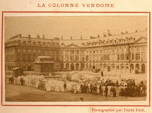 パリ・コミューン（1871年）：1871年5月のヴァンドーム塔の破壊。ピエール・ペペティの写真。厚紙にプリント、Dim.9x5,4 cm 作： Unbekannt