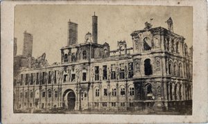 Commune de Paris (1871): 1871年5月の火災後の市庁舎の様子。匿名の写真撮影。厚紙にプリント Dim.10x7 cm 作： Unbekannt