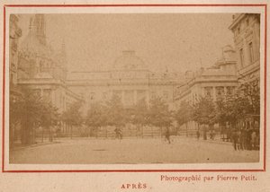 パリのコミューン（1871年）：1871年5月に火災にあったパリのパレ・ド・ジャスティスの様子。Pierre Pepetitの写真。厚紙にプリント、Dim.9x5,4 cm 作： Unbekannt