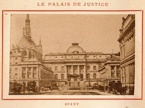 パリ・コミューン（1871年）：1871年5月に火災が発生する前のパリのパレ・ド・ジャスティスの様子。Pierre Pepetitの写真。厚紙にプリント、Dim.9x5,4 cm 作： Unbekannt