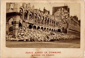 大蔵省のデットリューから見たパリのコミューン（1871年）。写真撮影厚紙にプリント Dim.10,4x6,9 cm 作： Unbekannt