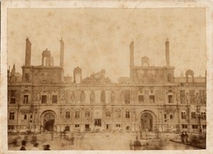 パリのコミューン（1871年）：1871年5月の市庁舎火災の様子。Anonymous photography, print on cardboard Dim.15x10 cm 作： Unbekannt