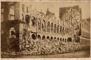パリのコミューン（1871年）：1871年5月の火災後の大蔵省の様子。写真撮影。厚紙にプリント Dim.10x6,9 cm 作： Unbekannt
