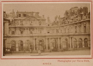 パリのコミューン（1871年）：1871年5月の火災後のパリのPalais-Royal（パレ・ロワイヤル）の様子。Pierre Pepetitの写真。厚紙にプリント、Dim.9x5,4 cm 作： Unbekannt