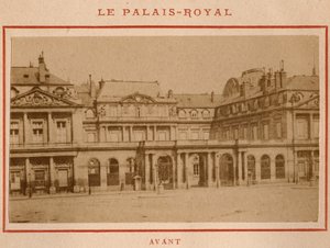 パリのコミューン（1871年）：1871年5月の火災前のパリのPalais-Royal（パレ・ロワイヤル）の様子。Pierre Pepetitの写真。厚紙にプリント、Dim.9x5,4 cm 作： Unbekannt