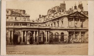 パリのコミューン（1871年）：1871年5月の火災後のパレ・ロワイヤルの風景。匿名の写真撮影。厚紙にプリント Dim.10x6,9 cm 作： Unbekannt