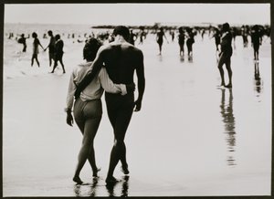 ニューヨーク、コニーアイランドの水中を歩くカップル、無題46、1953-64年頃（モノクロ写真） 作： Unbekannter Künstler
