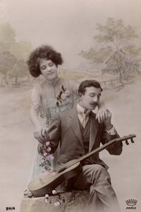Pariskunta kukkien ja espanjakitaran kanssa, Ranska, n. 1910 (postikortti) 作： Unbekannter Künstler