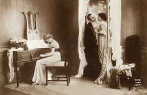 求愛カップルとピアノフォルテを弾く少女、パリ、1920年頃（ポストカード） 作： Unbekannter Künstler