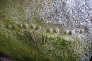 ケルグントゥイルの覆われたアレ、ドルメンの内部、ドットでの詳細な彫刻が施されている。紀元前約2000年頃、フランス、コート・ダルモール地方、トレガステル（写真 作： Unbekannt