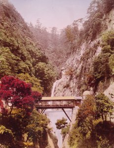 急な渓谷にある屋根付きの橋、滝を背景にした日本、1890〜1910年頃 作： Unbekannt