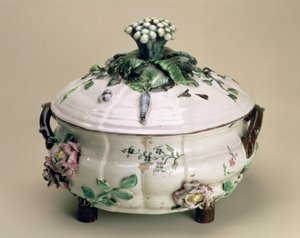 花と野菜の応用装飾を施した蓋付きチュルン（ヨハン・ルートヴィヒ・エーベルハルト・エーレンライヒ(1722-1803)作）18世紀後半、マリーバーグ（土器）。 作： Unbekannt