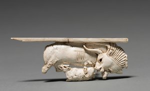 装飾プラーク：子牛を育てる牛、紀元前900〜800年