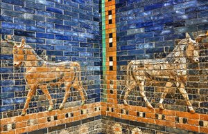 1930 年代に再建されたイシュタル門の詳細。紀元前 575 年頃のオリジナルのレンガを使用して完成。ペルガモン博物館、ベルリン、ドイツ (写真) 作： Unbekannter Künstler