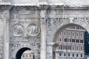 西暦315年に建設されたコンスタンティヌスのアーチの詳細（写真 作： Unbekannt
