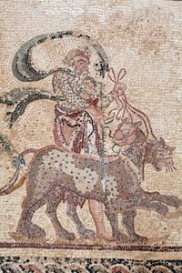 ディオニュソスの勝利」の詳細 - インドへの軍事遠征からの神の帰還 - パンサーの手綱を握るシレノス - パフォスのモザイク、ディオニュソスの家、紀元2世紀末 - キプロス - ディオニュソスの勝利 - 辿る長いモザイク画 作： William M. Timlin
