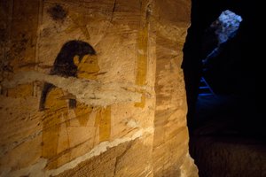 エジプト、ギザ、バハリヤ・オアシス、黄金のミイラの谷、総督の墓で発掘された壁画の詳細 作： 無名の画家