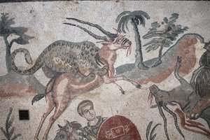 大猟のモザイクの詳細。豹がガゼルを襲う様子。3〜4世紀。シチリア、カサーレのローマ・ヴィラ。ユネスコ世界遺産。