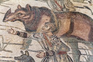 大猟のモザイクの詳細。サイが最寄りの港に運ばれるために船に乗せられている。3～4世紀。シチリア、カサーレのローマ・ヴィラ。ユネスコのサイト。