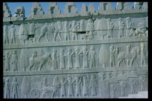 アパダナ（謁見の間）への東階段の浮き彫りフリーズの詳細 帝国の支配地域からの代表者が儀式のために豪華な贈り物を持っている様子が描かれている アケメネス朝時代、紀元前515年頃（ライムストーン）（詳細は112356と117115参照