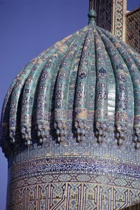 シルダール・マドラサのタイル張りドームの詳細、ティムール朝時代、リゲスタン広場、1619〜35年頃（写真 作： Unbekannt