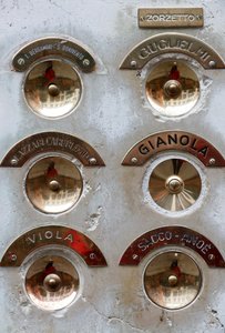 ドアベルのボタンパネル（イタリア・ヴェネツィア）（写真 作： Unbekannt