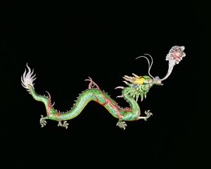炎のような真珠を追いかける龍 19世紀後半 中国輸出銀製チョンウー製ジャーディニエールの台座の装飾細部（銀地ポリクローム・エナメル 作： Unbekannt