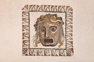 ディオニュソスのマスクを描いた紀元前 1 世紀の床のモザイク、ローマのルフィネラ通り近くのローマの別荘、ローマ国立博物館 (museo nazionale romano)、ローマ、イタリア 作： Unbekannter Künstler