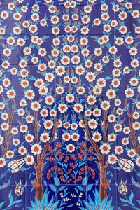 花。16世紀に流行した高度な装飾が施されたセラミックタイル「イズニックパネル」80枚のうちの1枚で、イスタンブールの王宮や宗教施設に特徴的に見られる。シェイク・ザイード・モスク1995.アブダビ首長国 作： Unbekannt