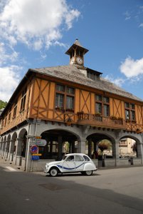 フランス、アロー、中世の屋根付き市場の隣の道路にあるシトロエン 2CV (写真) 作： Unbekannter Künstler