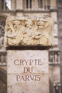 フランス、パリ、Crypte du Parvisの碑文、Ile de la Citeにあるcrypte archeologiqueの碑文、碑文と彫刻のある石。