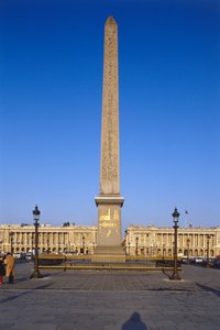 フランス、パリ、コンコルド広場のルクソールのオベリスク、金色のヒエログリフの彫刻で覆われた建物にそびえ立つエジプトのオベリスク。 作： Unbekannt
