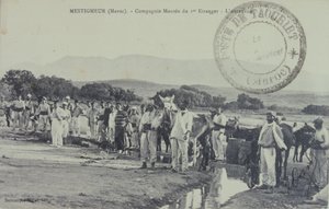 モロッコ、アトラス山脈付近をパトロールするフランス軍レジオネラ植民地兵。1909年の絵葉書。 作： Unbekannter Künstler