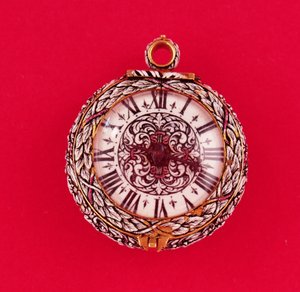 フランス製懐中時計、ゴールドのケースに白い花と葉のレリーフと黒のマーキングが施されている、Goullons作、1650年頃 (66858も参照)