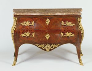 フランス製サーペンタイン・コモード、金銅製マウント、大理石トップ、1740年頃