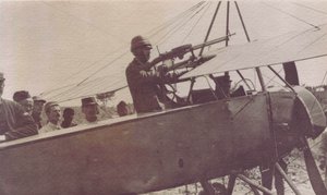 航空機の機関銃を囲むフランス兵 - 1915年 作： Unbekannt
